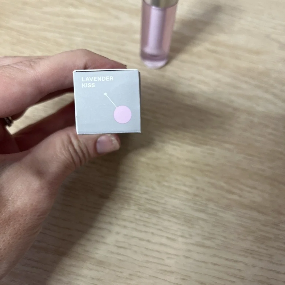R.E.M. Beauty Essential Drip Lip Oil Lavender‎ Kiss  New With Box 7 ml